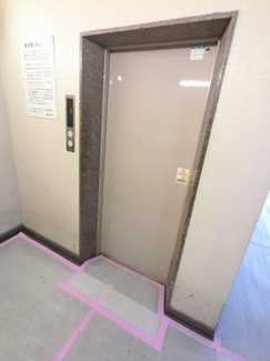 【その他共用部分】 | エレベーター付きです。
買い物帰りや大きな荷物がある時でもエレベーターがあるので安心ですね。