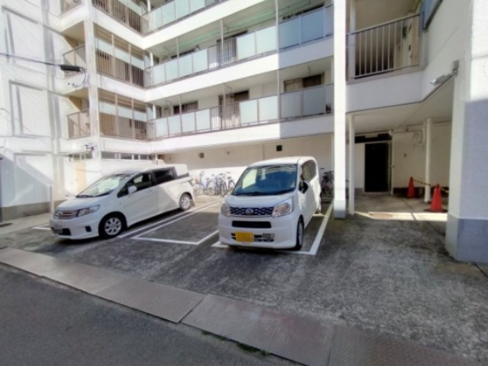パレスハイツ京橋の駐車場|マンション敷地内の駐車場です。