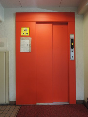 【その他共用部分】 | 西蒲田ファミリーマンション | お買い物時やベビーカーの出し入れに便利なエレベーター付です。