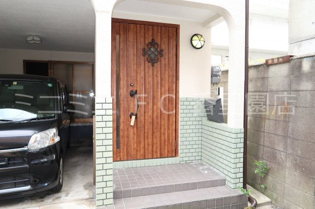 南野４丁目戸建賃貸のエントランス|玄関ポーチ