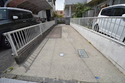 【駐車場】 | 国立市青柳　中古戸建 | 玄関横の駐車スペースは買い物帰りで荷物が多くても楽ですね。前面道路も広いので車庫入れもしやすいです。