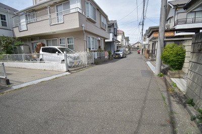 【前面道路含む現地写真】 | 国立市青柳　中古戸建 | 前面道路は閑静な住宅地の通りとなるため、車通りは多くありません。 安心して車庫入れ可能。