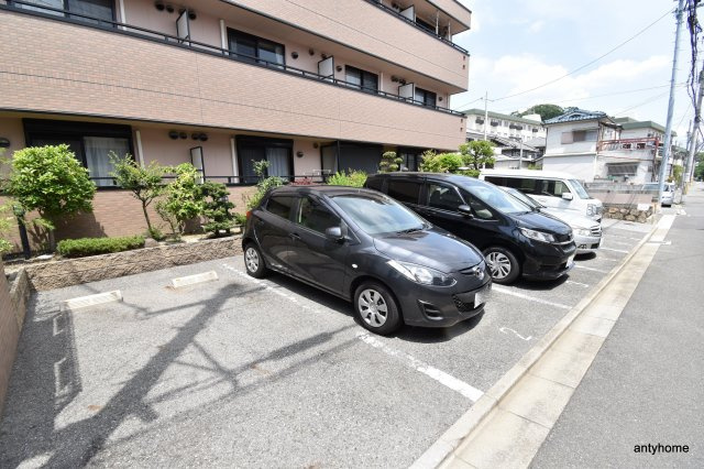 ラトゥール江坂の駐車場
