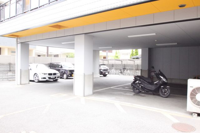 パレイースト小阪の駐車場
