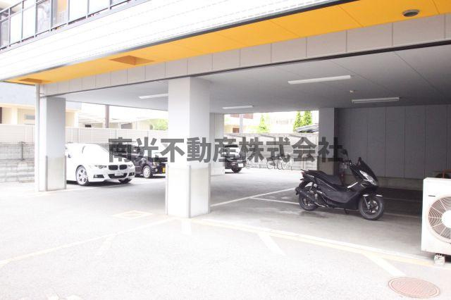 パレイースト小阪の駐車場
