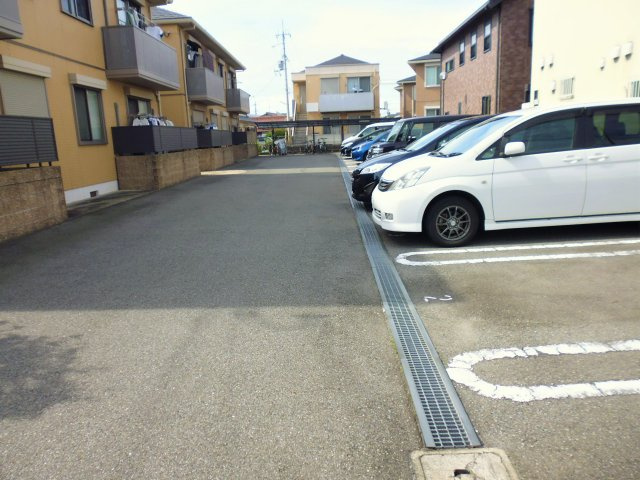 シャーボーン1番館B棟の駐車場