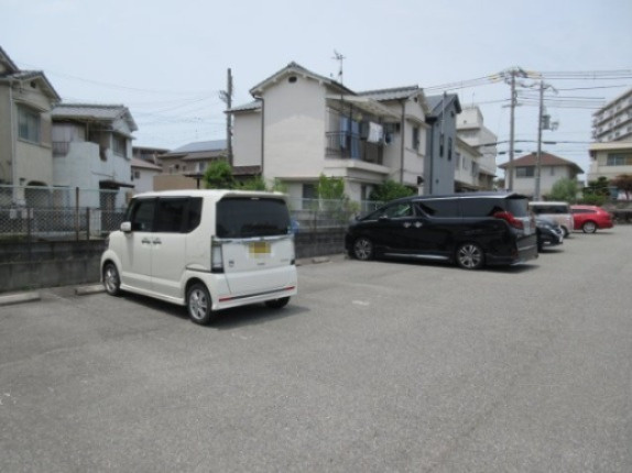 アデアコートAの駐車場