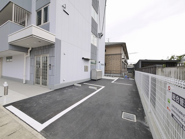 グランピア大和西大寺の駐車場