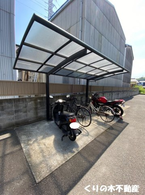 【その他共用部分】 | フォレストA棟 | 車をお持ちの方に嬉しい駐車場付きの物件です