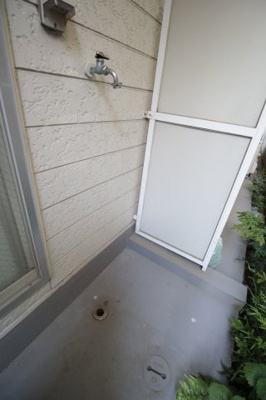 【設備】 | スリーウッド幕張 | 洗濯機置き場は室外にあります。