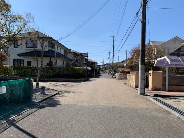 三田市あかしあ台３丁目　土地の前面道路含む現地写真