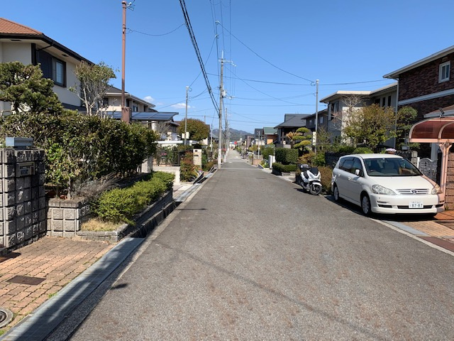 三田市あかしあ台３丁目　土地の前面道路含む現地写真
