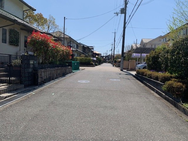 三田市あかしあ台３丁目　土地の前面道路含む現地写真