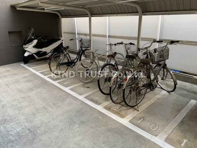 クレグラン北梅田のその他共用部分|屋根付き駐輪場です