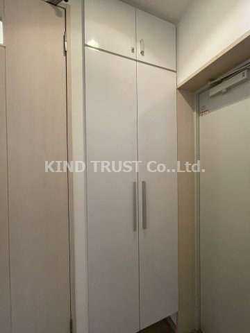 クレグラン北梅田の玄関|豊富な玄関収納スペースです