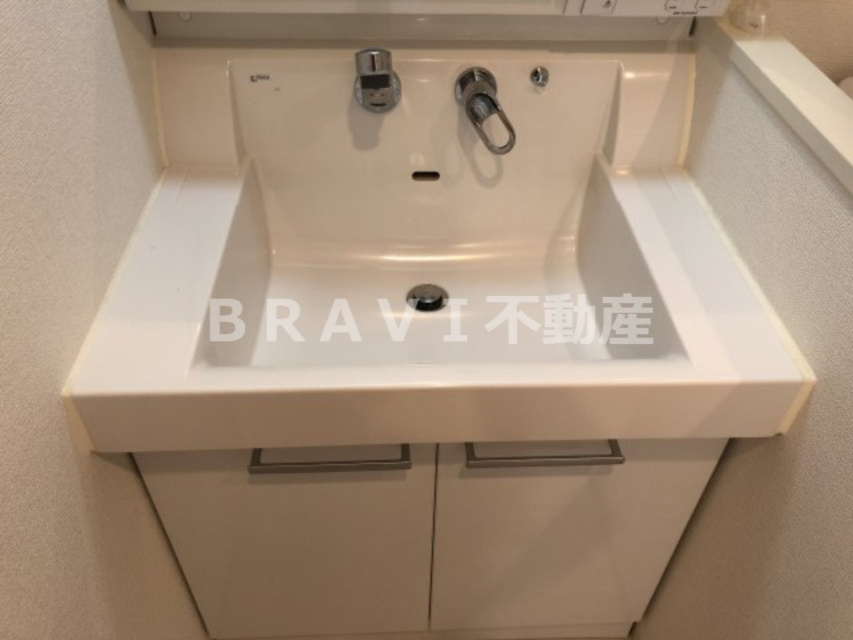 レジディア谷町　BRAVI不動産の独立洗面台|【レジディア谷町】朝の支度にも助かる、独立の洗髪洗面化粧台
