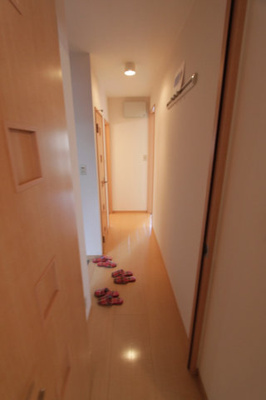 【内装】 | イーストコート | 明るい色調の室内です