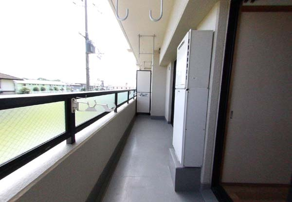 泉大津市池浦町３丁目の賃貸マンションのバルコニー|お洗濯にも便利なバルコニー付き