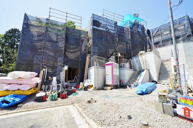 ひな壇立地につき日当たり良好♪カースペース1～2台。保土ヶ谷区今井町　全６棟新築戸建ての外観|カースペースございます（車種による）