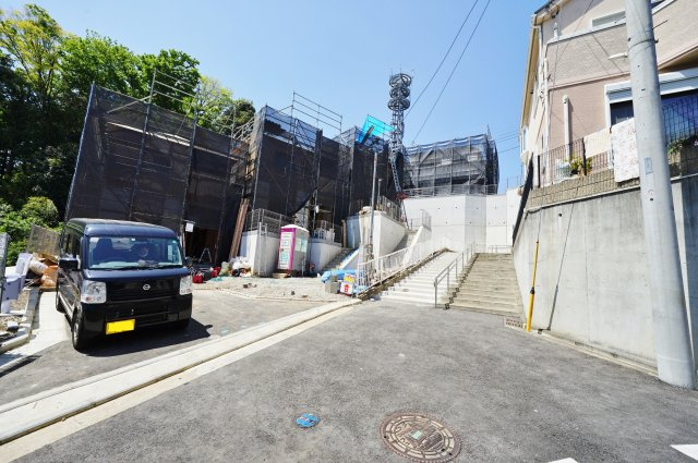 ひな壇立地につき日当たり良好♪カースペース1～2台。保土ヶ谷区今井町　全６棟新築戸建ての前面道路含む現地写真|まずは周辺環境も合わせて一度現地をご確認ください