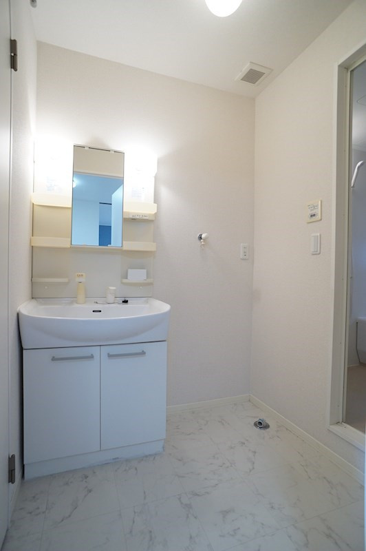 パルメゾンの洗面所|白い床で清潔感があります。