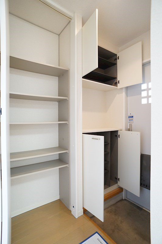 パルメゾンの玄関|シューズボックスの横には玄関ホール収納があります。