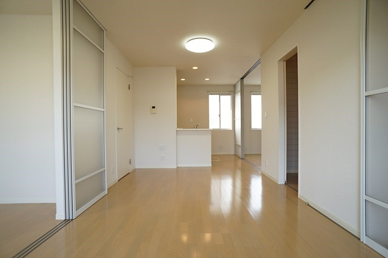 パルメゾンの居間・リビング|13帖のリビング　照明付き