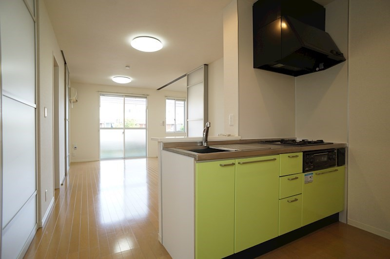 パルメゾンのキッチン|オープンカウンターキッチン床下には収納もあります