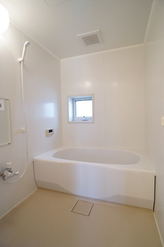 パルメゾンの浴室|広い浴室には換気窓があります。