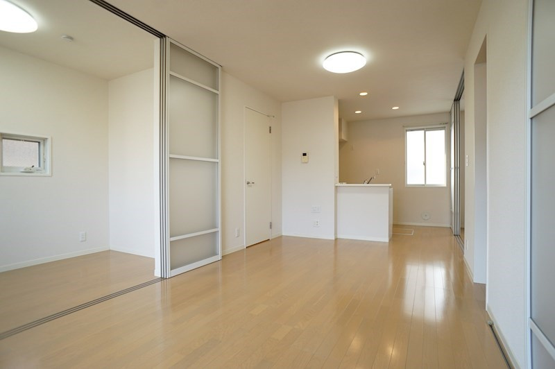 パルメゾンの居間・リビング|3帖の洋室引戸を引込めば16帖のリビングとして利用可能　