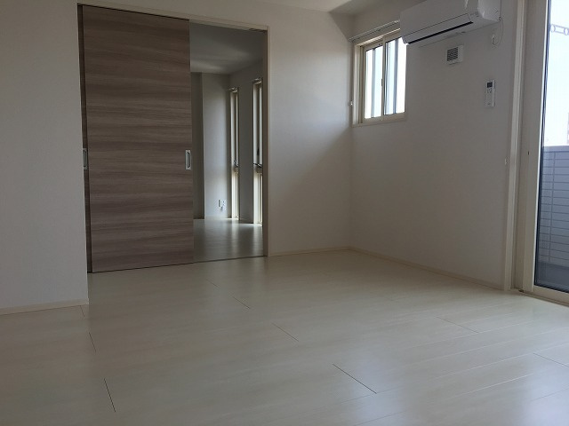 オッツ梅満の洋室