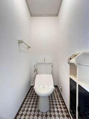 【トイレ】 | グリーンハイツC | 人気のバストイレ別です♪トイレが独立していると使いやすいですよね☆小物を置ける便利な棚やタオルハンガーも付いています♪