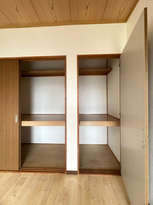 【収納】 | グリーンハイツC | 洋室6帖のお部屋にある収納スペースです！ストーブや扇風機など季節ものも収納できます☆収納スペースが2ヶ所あるのが便利ですよね！