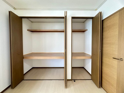 【収納】 | グリーンハイツC | 和室6帖のお部屋にある押入れ(左)と収納スペース(右)です！押入れは寝具など、かさ張りやすいものの収納にぴったり☆お部屋すっきり片付きます♪