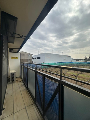 【バルコニー】 | グリーンハイツC | バルコニーは南向きで陽当たり良好！お洗濯物は一日を通してよく乾きそうですね！2部屋から出入りできるのでお洗濯物の出し入れに便利♪