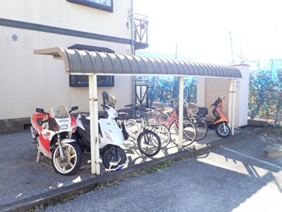 【その他共用部分】 | グリーンハイツC | 屋根付きの駐輪場で雨が降っても大切な自転車が濡れなくてすみますね♪荷物が重いときに自転車があれば助かりますね！