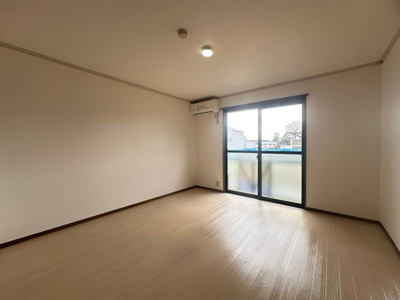 【居間・リビング】 | グリーンハイツC | 南向きリビングダイニングキッチ12.5帖☆バルコニーに繋がる陽当たりの良いお部屋です♪エアコン付きで1年中快適に過ごせますね☆