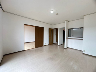 【居間・リビング】 | グリーンハイツC | 南向きリビングダイニングキッチ12.5帖☆女性に人気なカウンターキッチンです！椅子とテーブルを囲んで家族団欒の時間を過ごせます♪