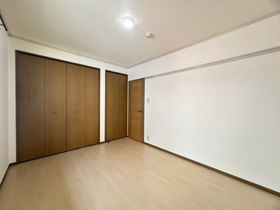 【洋室】 | グリーンハイツC | 洋室6帖☆収納スペースがあります♪荷物の多い方も安心の収納力です！壁にはピクチャーレールがあり、絵や写真が飾れます☆ハンガー掛けとしても便利！