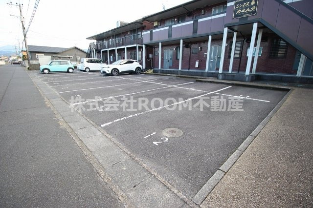 ジェネスカミムラの駐車場|カースペースがあります