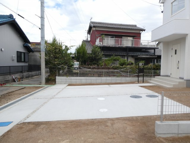 高浜市呉竹町2期新築分譲住宅　1号棟の駐車場|車をお持ちの方に嬉しい並列駐車場2台付きの物件です