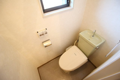 【トイレ】 | サードニックス宇田 | 窓があり明るく通気性のよいトイレ