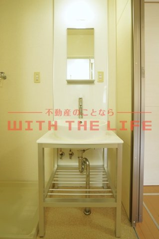 ロイヤル・レセンテ B棟【10,000円キャッシュバック対象物件】の独立洗面台|独立洗面台、小物を置くことができて便利です