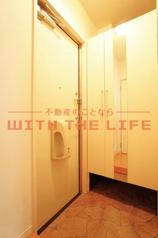 ロイヤル・レセンテ B棟【10,000円キャッシュバック対象物件】の玄関|落ち着いた玄関です