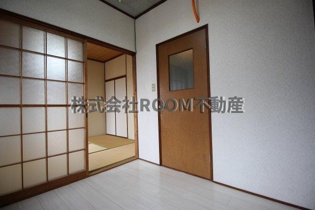 ガーデンMJの洋室|コンパクトなキッチンで掃除もラクラク