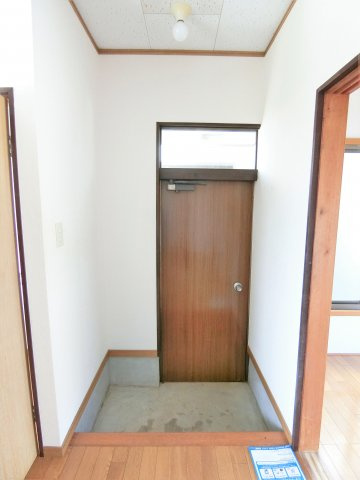 東金中野638貸家2号棟の玄関