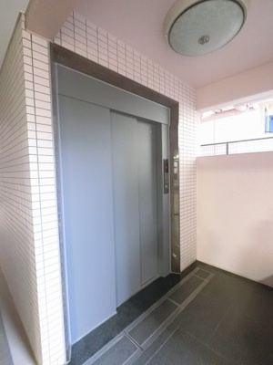 【その他共用部分】 | ヒルクレスト西横浜 | お買い物時やベビーカーの出し入れに便利なエレベーター付です。