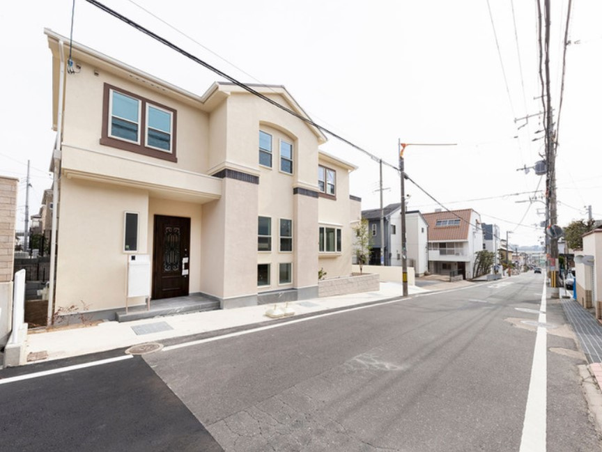 箕面市如意谷１丁目の新築一戸建の前面道路含む現地写真