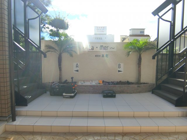 ラ・メール富田林A棟のエントランス