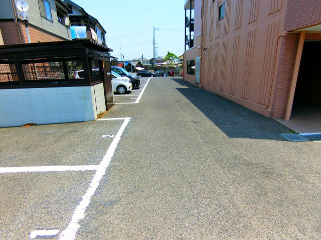 メゾンロゼの駐車場